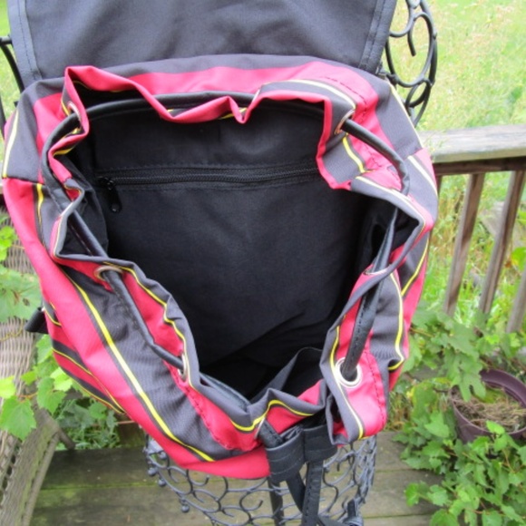 Harry Potter Hogwarts Crest Backpack - Red and Black - Picture 6 of 8